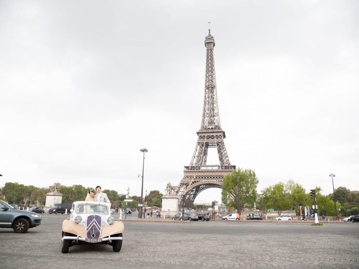 パリ・アメリカンチャーチ教会ウェディングカップルエッフェル塔とクラシックカー
