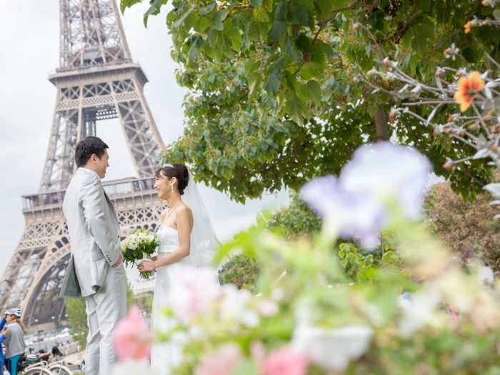パリ・アメリカンチャーチ教会ウエディングカップルエッフェル塔を前に撮影
