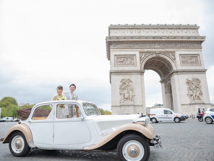パリ・アメリカンチャーチ教会ウエディングカップル凱旋門を前に写真撮影