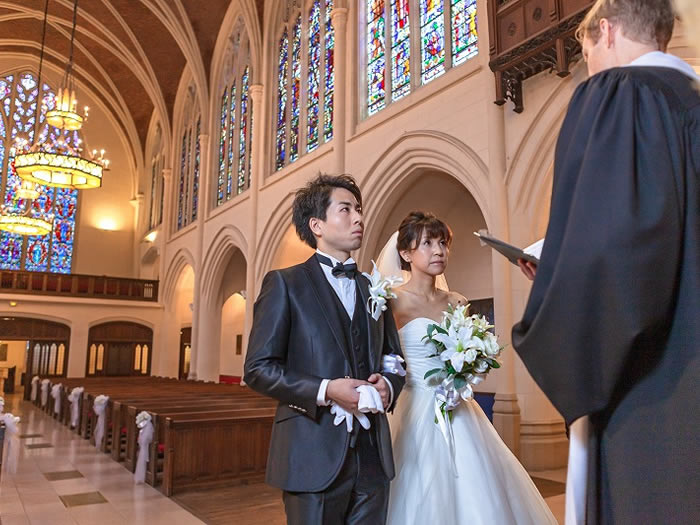 パリ・アメリカンチャーチ挙式カップルとセレモニーマスター