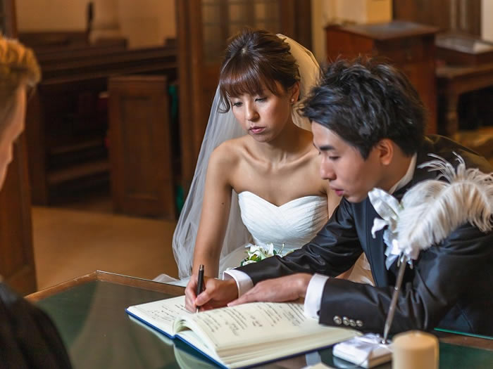 パリ・アメリカンチャーチ挙式カップル署名