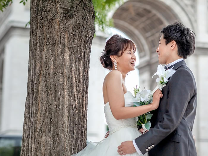 パリ・アメリカンチャーチ教会凱旋門を前にカップル