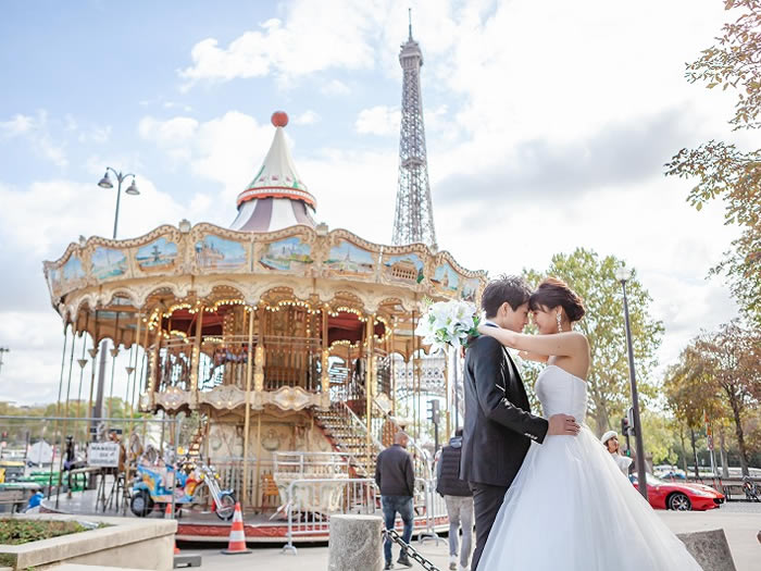 パリ・アメリカンチャーチ教会後にウエディングカップルフォトツアー