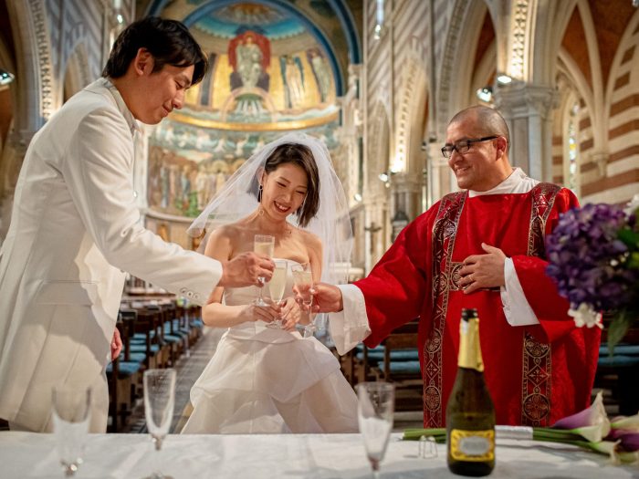 ローマ・セントポールズ教会ウエディングカップル乾杯