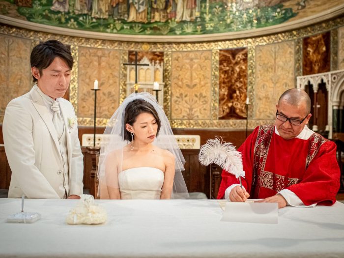 ローマ・セントポールズ教会ウエディングカップルと牧師
