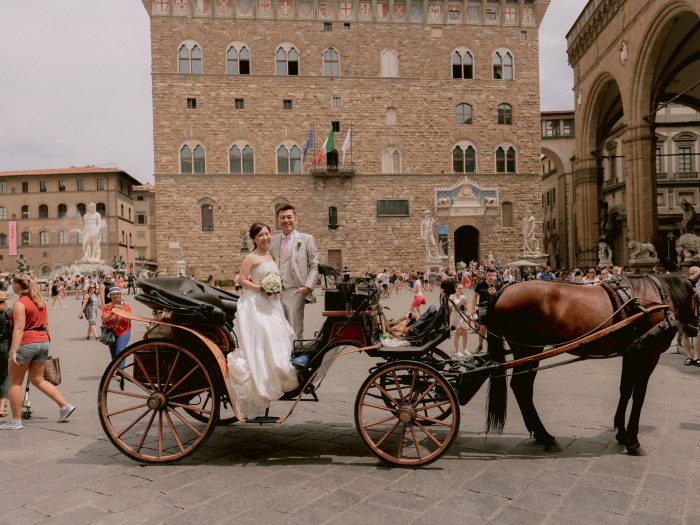 フィレンツェ・セントジェームズ教会挙式カップル馬車