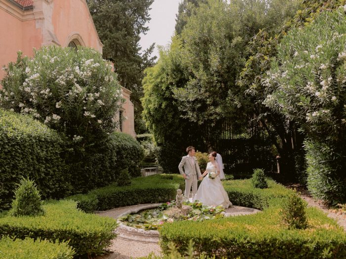 フィレンツェ・セントジェームズ教会挙式カップル中庭フォト撮影