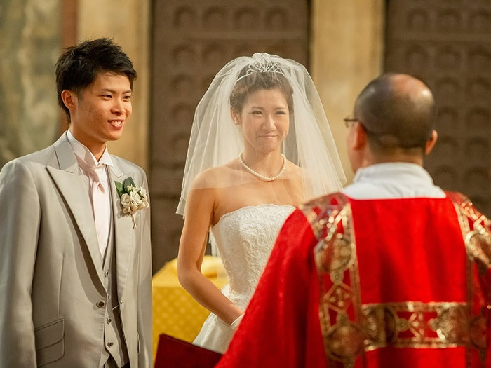 イタリア・ローマ・セントポールズ教会セレモニーマスターと挙式カップル