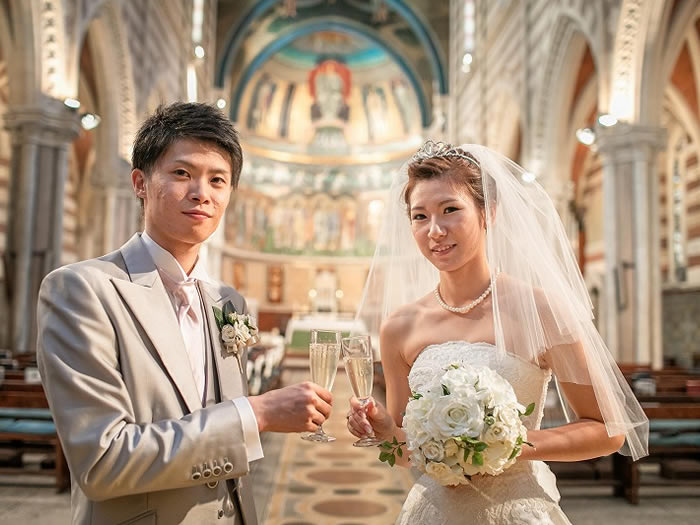 イタリア・ローマ・セントポールズ教会挙式カップル乾杯