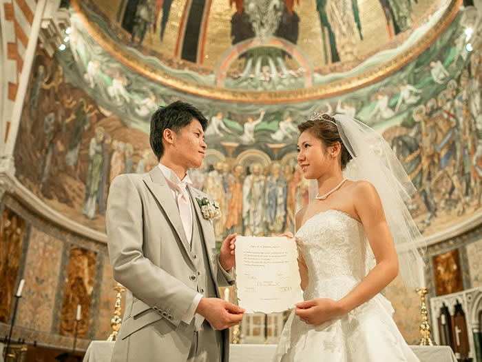 イタリア・ローマ・セントポールズ教会ウエディングカップル