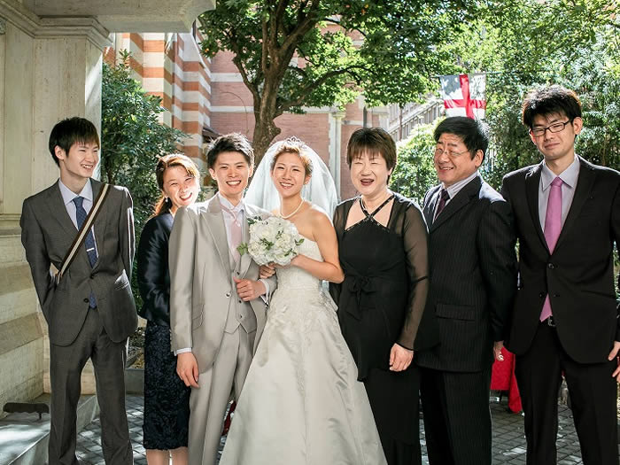 イタリア・ローマ・セントポールズ教会挙式カップルと参列者