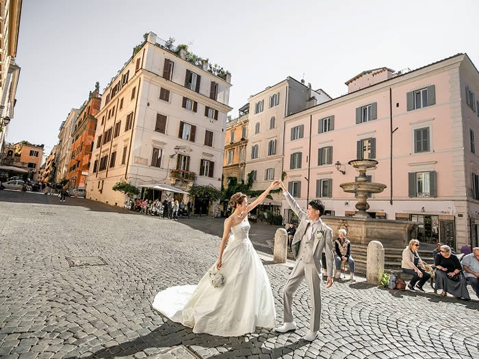 イタリア・ローマ・石畳で写真撮影