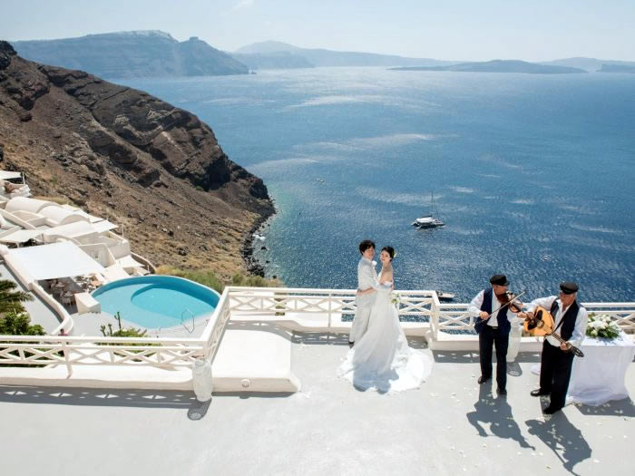 ミスティークホテルウエディングカップルとギリシャギター演奏