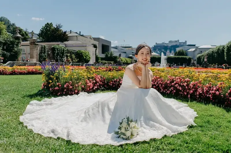 ミラベル宮殿の庭園でのドレス姿
