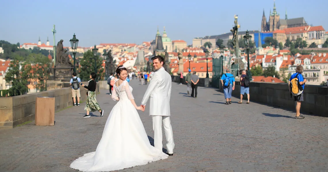 カレル橋でのウェディングフォト