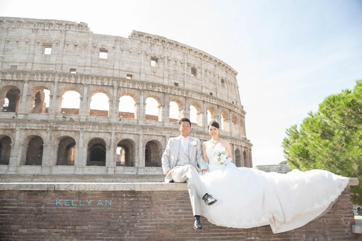 イタリアの街中でのウェディングフォト