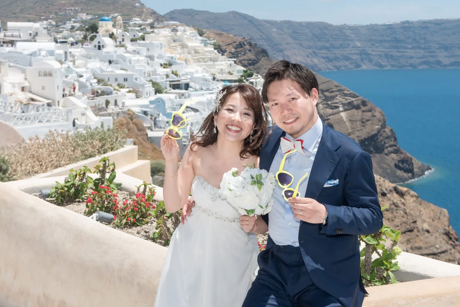 サントリーニ島の白い街とエーゲ海